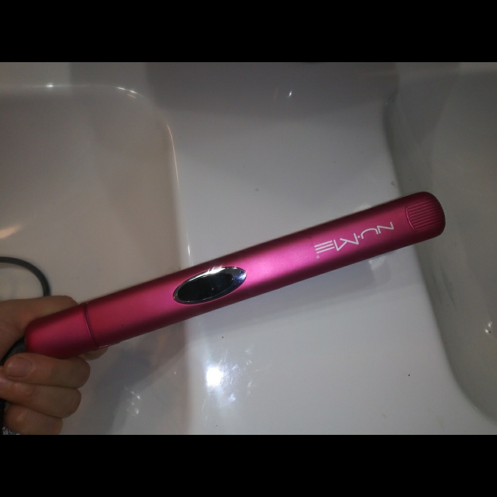NuMe hair straightener